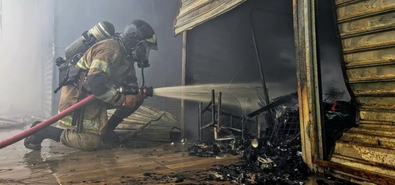 Bombeiros combatem incêndio