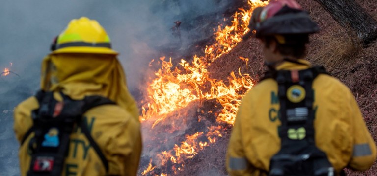 Bombeiros observam incêndio em Los Angeles