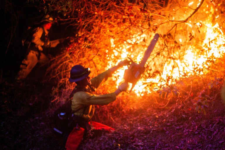 Bombeiro trabalha no combate a incêndio em Los Angeles - 12/01/2025