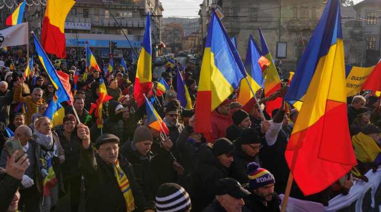 Manifestantes agitam bandeiras nacionais romenas durante uma manifestação em Bucareste, Romênia, 12 de janeiro de 2025