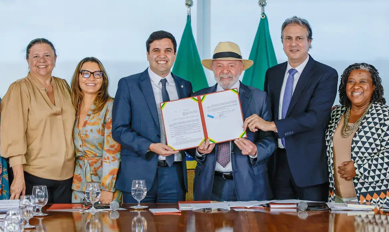 Presidente Lula sanciona lei que restringe o uso de aparelhos eletrônicos portáteis, sobretudo telefones celulares, nas salas de aula de escolas públicas e privadas do país