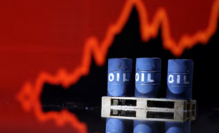 Modelo de barris de petróleo é visto na frente do gráfico de ações em alta nesta ilustração, 24 de julho de 2022