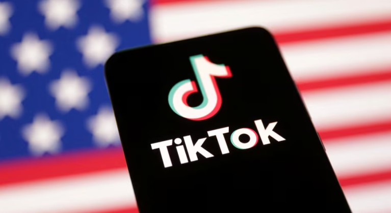 A bandeira dos EUA e o logotipo do TikTok são vistos nesta ilustração tirada em 8 de janeiro de 2025