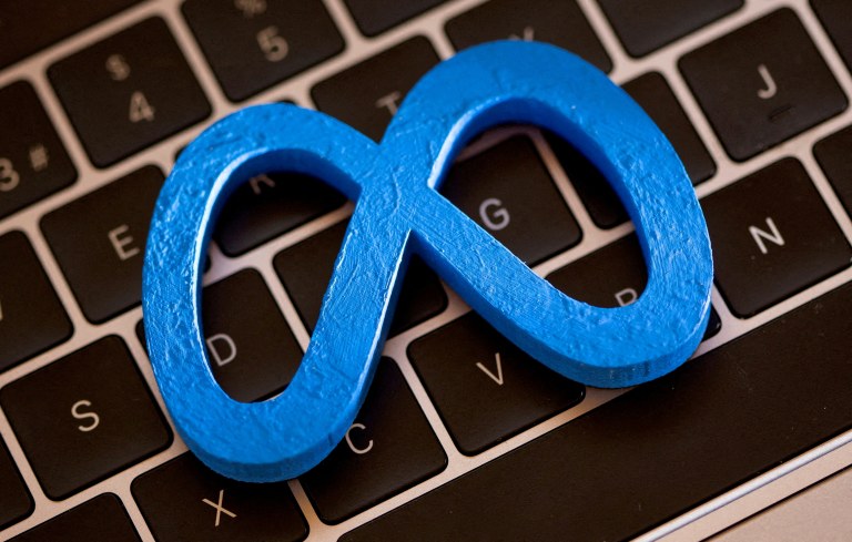Impressão em 3D de logo da Meta sobre teclado de computador, em foto de ilustração