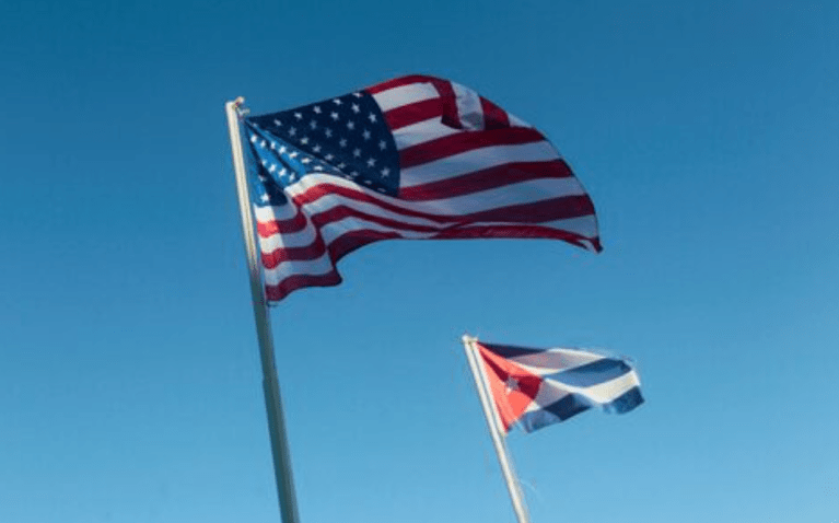 Bandeiras dos Estados Unidos e de Cuba