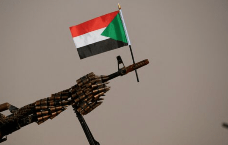 Uma bandeira nacional sudanesa está anexada a uma metralhadora de soldados das Forças de Apoio Rápido (RSF) na vila de Aprag, a 60 quilômetros de Cartum, Sudão, 22 de junho de 2019