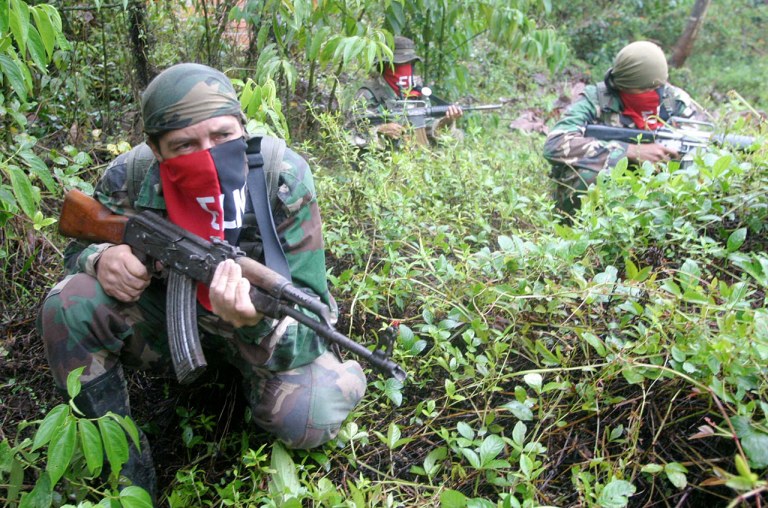 Rebeldes colombianos do Exército de Libertação Nacional (ELN) patrulham a selva nas montanhas do departamento de Antioquia, Colômbia