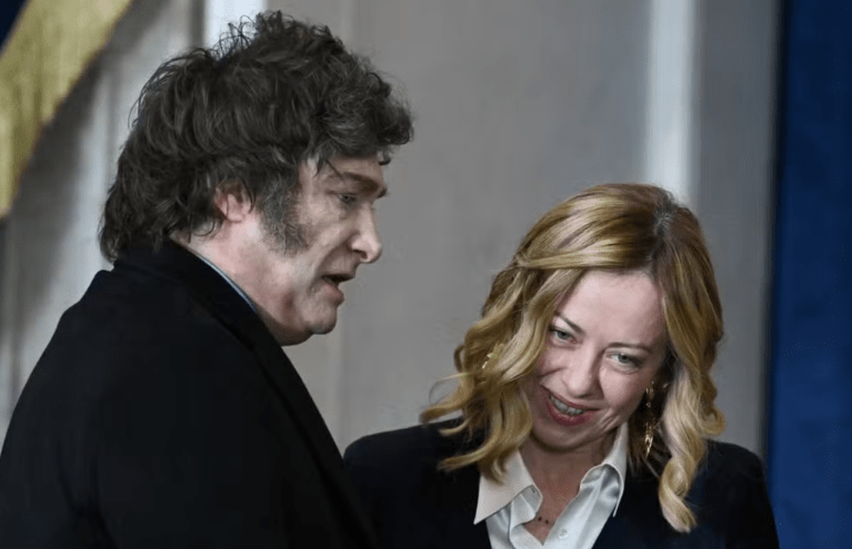 Presidente da Argentina Javier Milei e primeira-ministra da Itália Giorgia Meloni comparecem à cerimônia de posse de Donald Trump em 20 de janeiro de 2025