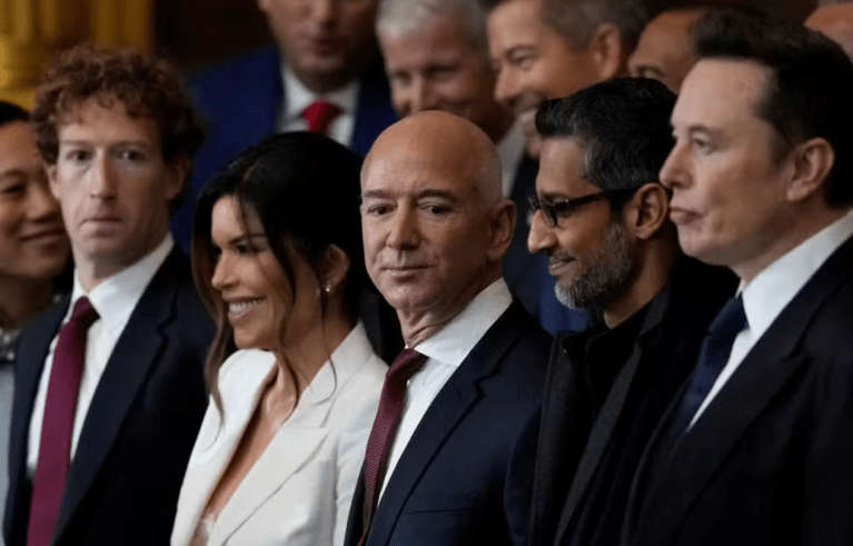 Os CEOs Mark Zuckerberg (Facebook), Jeff Bezos (Amazon), Sundar Pichai (Google) e Elon Musk (Tesla, SpaceX e X) na cerimônia de posse