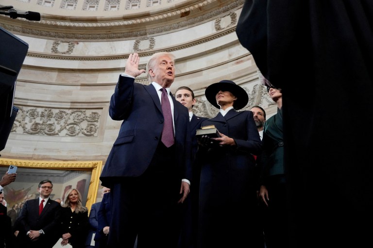 Donald Trump é empossado como 47º presidente dos Estados Unidos pelo presidente do Supremo Tribunal, John Roberts, enquanto Melania Trump segura a Bíblia no Capitólio, em Washington
20/01/2025
Morry Gash/Pool via REUTERS