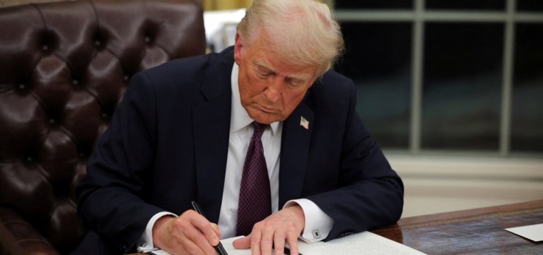 Trump assina  documento no Salão Oval da Casa Branca, em Washington