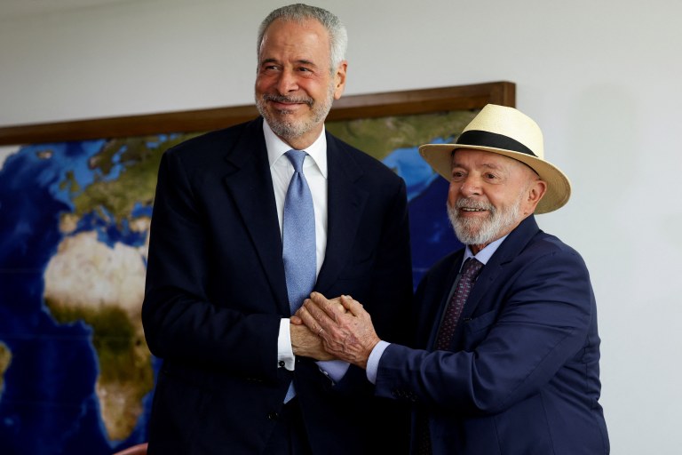 Lula cumprimenta embaixador André Corrêa do Lago, anunciado como presidente da COP30 - 21/01/2025