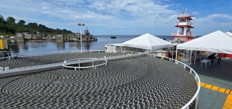 Plataforma acoplada a dois rebocadores implantando cabos de fibra ótica sob as águas do rio Solimões