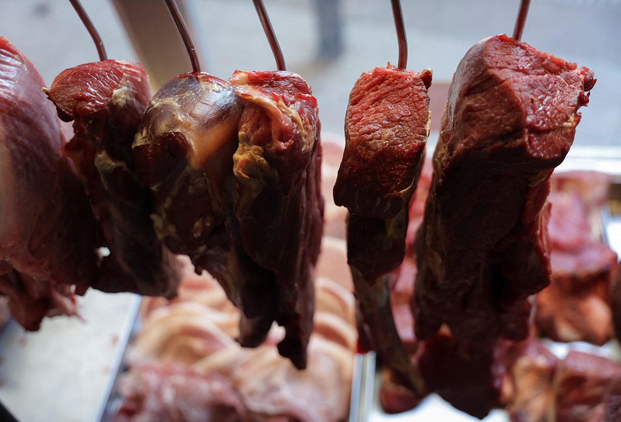 Pedaços de carne em açougue no Rio de Janeiro