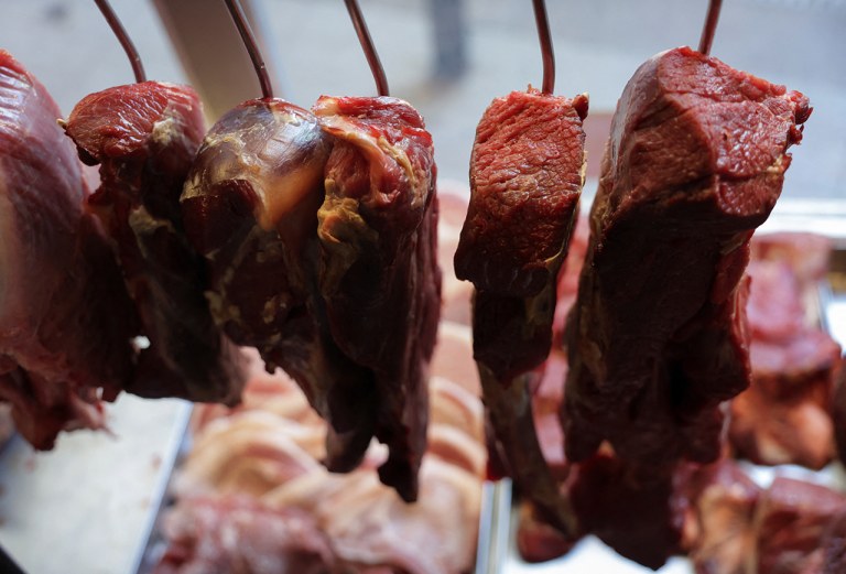 Pedaços de carne em açougue no Rio de Janeiro