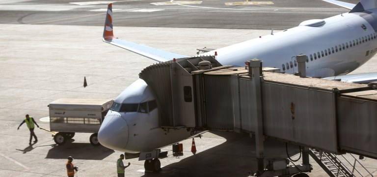 Movimentação de aviões comerciais no aeroporto de Brasília.