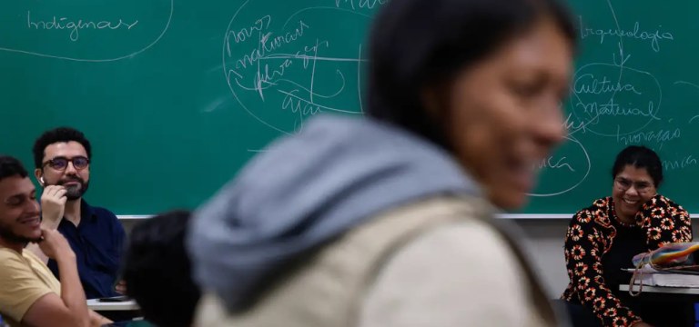 Estudantes universiários em sala de aula