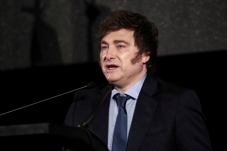 Presidente da Argentina, Javier Milei, discursa em evento, em Montevidéu, no Uruguai - 06/12/2024