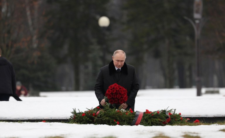 Enquanto caminhava em direção ao monumento à Pátria no Cemitério Memorial Piskaryovskoye, Vladimir Putin deposita flores em uma vala comum, durante os eventos comemorativos que marcam o 81º aniversário do rompimento do cerco de Leningrado