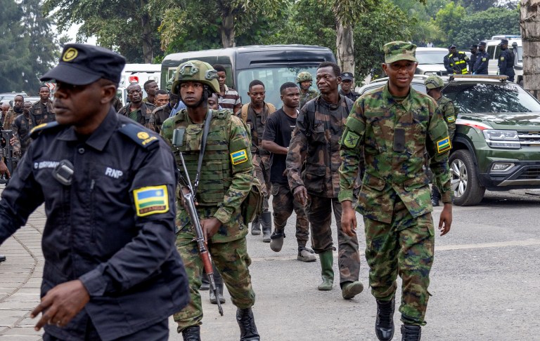 Forças de segurança de Ruanda escoltam soldados das Forças Armadas da República Democrática do Congo que se renderam na cidade congolesa de Goma - 27/01/2025