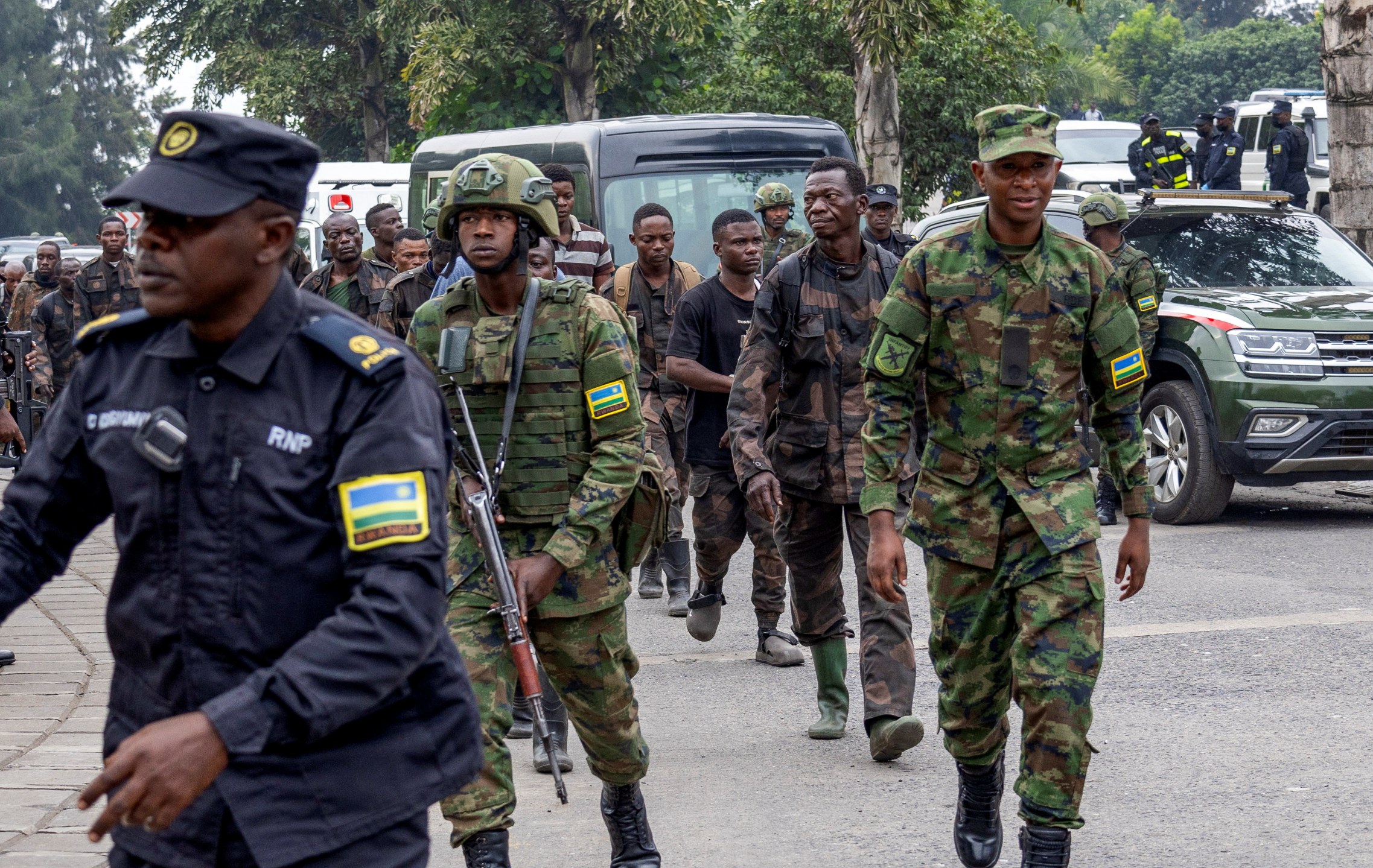 Forças de segurança de Ruanda escoltam soldados das Forças Armadas da República Democrática do Congo que se renderam na cidade congolesa de Goma - 27/01/2025