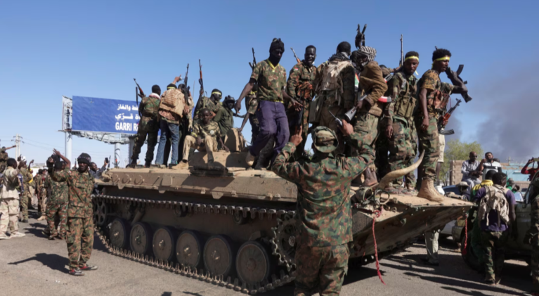 Soldados do exército sudanês comemoram a libertação de uma refinaria de petróleo pelo exército, no norte de Bahri, Sudão, 25 de janeiro de 2025