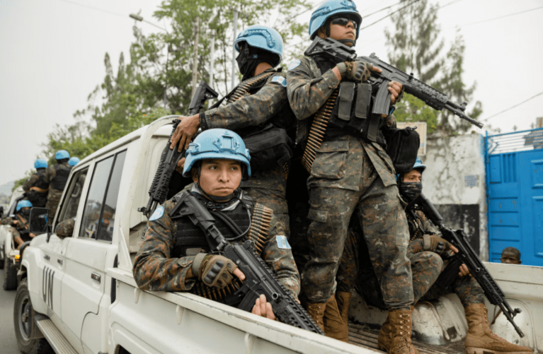 Membros da Missão de Estabilização da Organização das Nações Unidas na República Democrática do Congo (MONUSCO) viajam em uma caminhonete enquanto garantem a evacuação de funcionários não essenciais da ONU, após a luta entre os rebeldes do M23 e as Forças Armadas da República Democrática do Congo (FARDC), em Goma, província de Quivu do Norte, República Democrática do Congo, 25 de janeiro de 2025