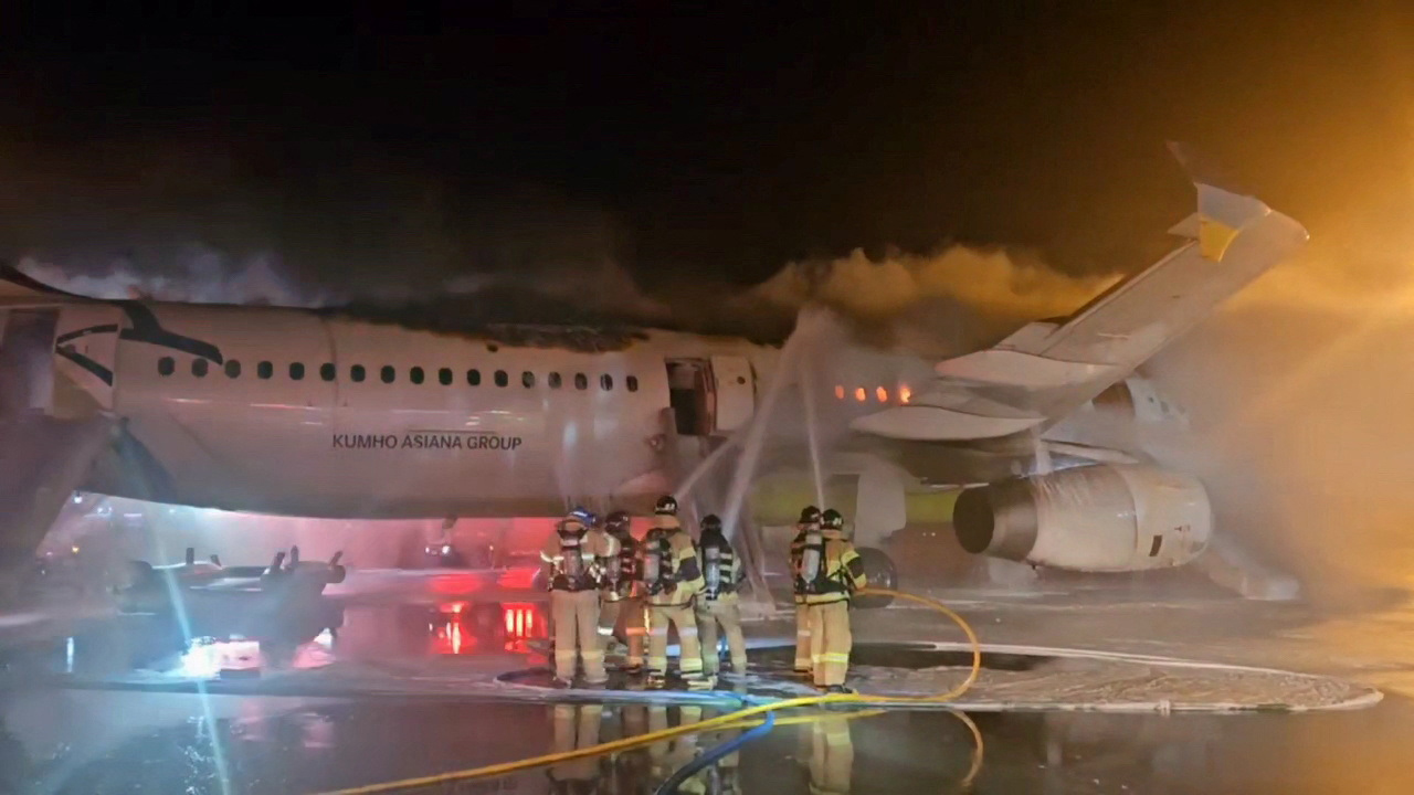 Bombeiros tentam apagar incêndio de avião da Air Busan no Aeroporto Internacional de Gimhae, em Busan, Coreia do Sul