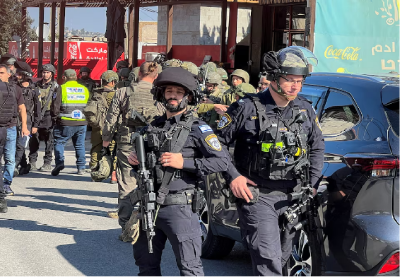 Pessoal de segurança e resgate israelense no local de um ataque a tiros contra um carro e um ônibus, onde pelo menos três israelenses foram mortos perto de Kedumim, na Cisjordânia ocupada por Israel