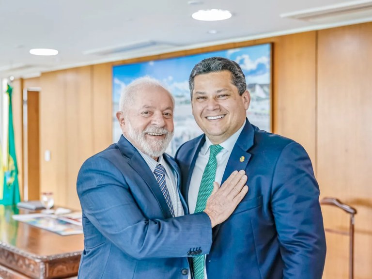 Lula (à esq.) e Davi Alcolumbre