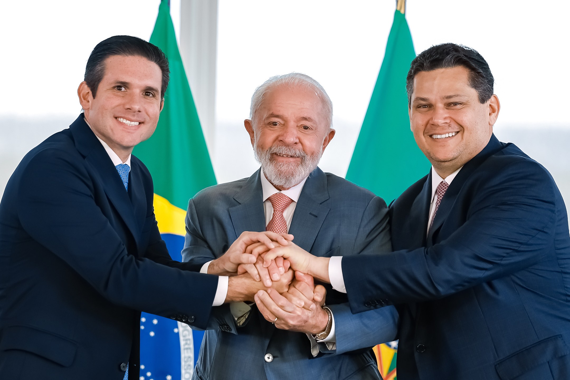 O presidente Lula entre Hugo Motta e Davi Alcolumbre