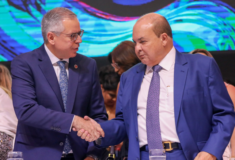 Ibaneis Rocha na posse da nova direção da OAB-DF