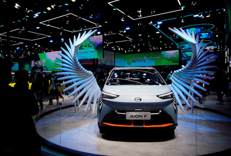 Carro da GAC Motors em salão automotivo