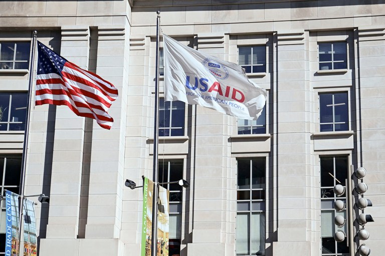 Uma bandeira americana e outra da Agência dos Estados Unidos para o Desenvolvimento Internacional (USAID) em Washington