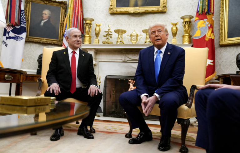 O presidente dos EUA, Donald Trump, encontra-se com o primeiro-ministro israelense, Benjamin Netanyahu, no Salão Oval da Casa Branca em Washington, EUA, 4 de fevereiro de 2025