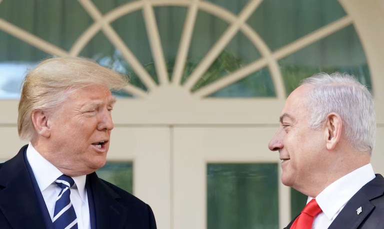 Donald Trump (à esq.) e Benjamin Netanyahu