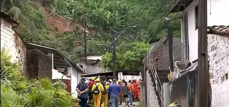 Chuvas no Recife: queda de barreira deixa mulher morta e filha desaparecida