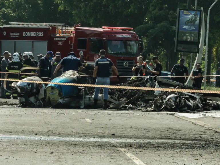 Acidente envolvendo um avião de pequeno porte que caiu na avenida Marquês de São Vicente, após decolar do Campo de Marte