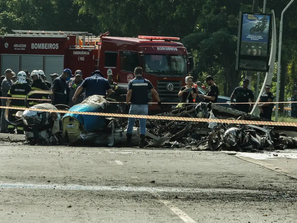 Acidente envolvendo um avião de pequeno porte que caiu na avenida Marquês de São Vicente, após decolar do Campo de Marte