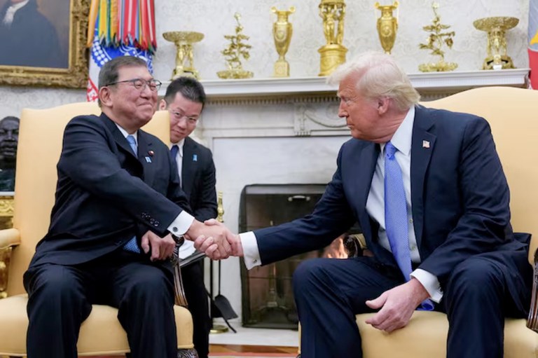 Shigeru Ishiba (à esq.) e Donald Trump