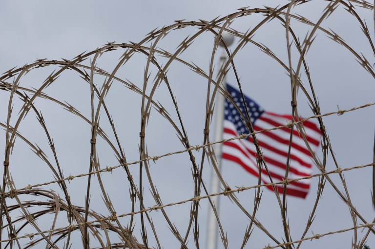 Bandeira dos Estados Unidos hasteada na Base Naval dos EUA na Baía de Guantánamo, Cuba. Sob Trump, EUA planejam enviar voos diários com imigrantes irregulares para o local, conhecido por aplicar punições severas, inclusive violando dos direitos humanos
