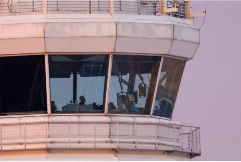 Torre de controle de voo no aeroporto Ronald Reagan, no estado da Virgínia