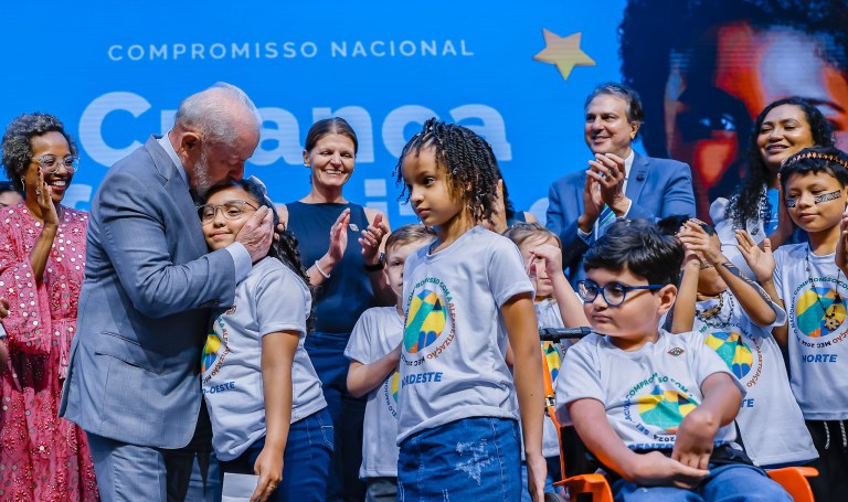 Lula celebra educação infantil