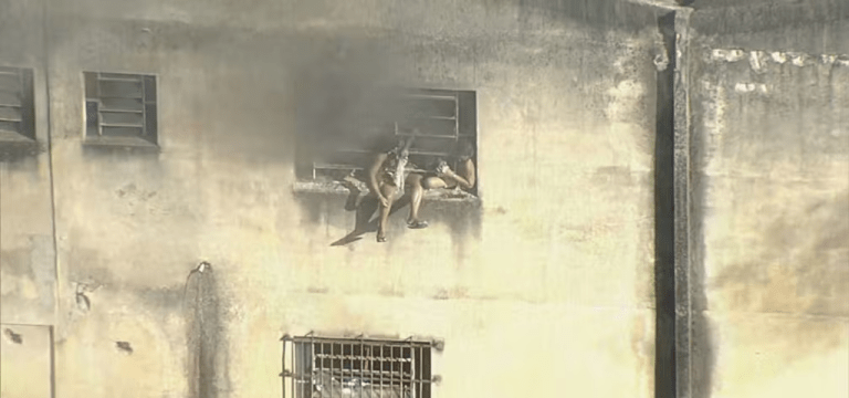 Pessoas presas em incêndio na Maximus Confecções, em Ramos, na Zona Norte do Rio de Janeiro