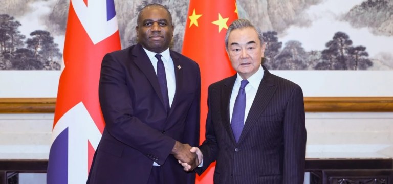 O ministro das Relações Exteriores da China, Wang Yi, e David Lammy, fotografados em Pequim em outubro, reuniram-se em Londres para o primeiro Diálogo Estratégico Reino Unido-China desde 2018.