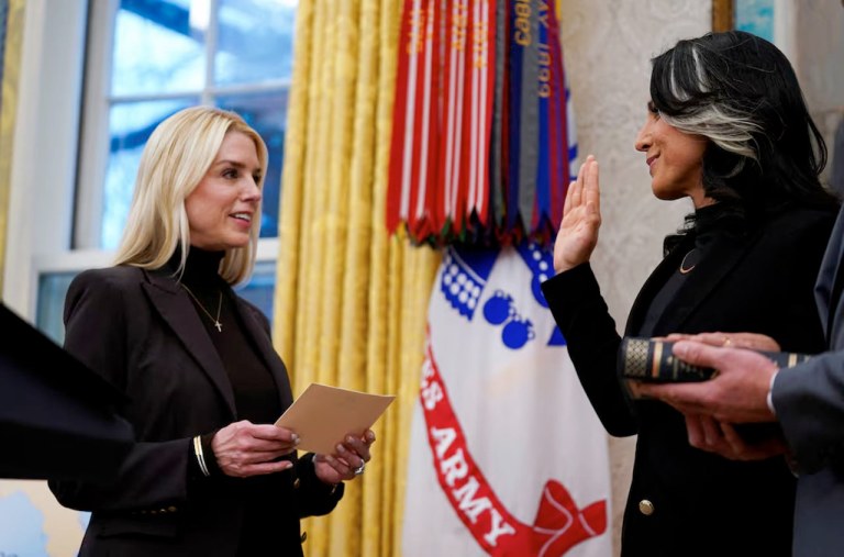 Tulsi Gabbard (à dir.)