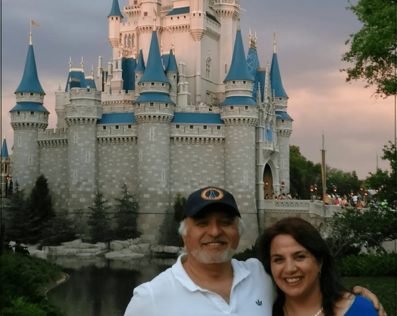 Gamaliel Seme Scaff e companheira na Disney
