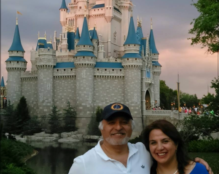Gamaliel Seme Scaff e companheira na Disney