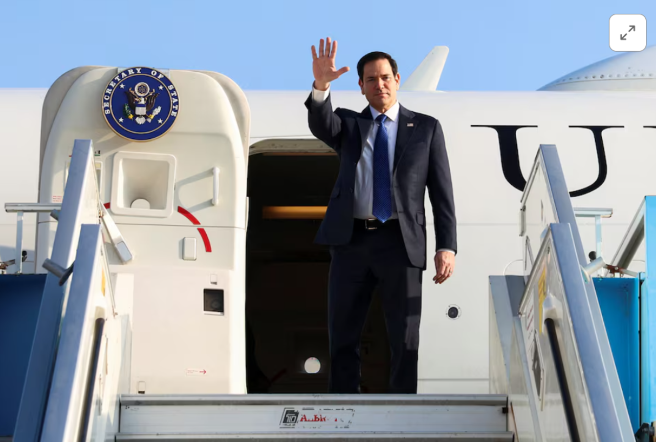 Marco Rubio acena na porta do avião ao deixar Israel rumo à Arábia Saudita. Foto: Reuters