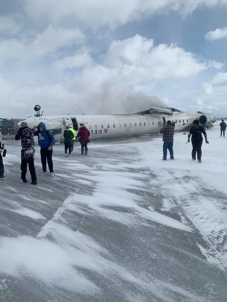 Avião em aeroporto no Canadá